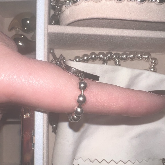 Pre-loved Authentic GUCCI ring. Size between 7-8. Fits good on index or middle. - Picture 3 of 4